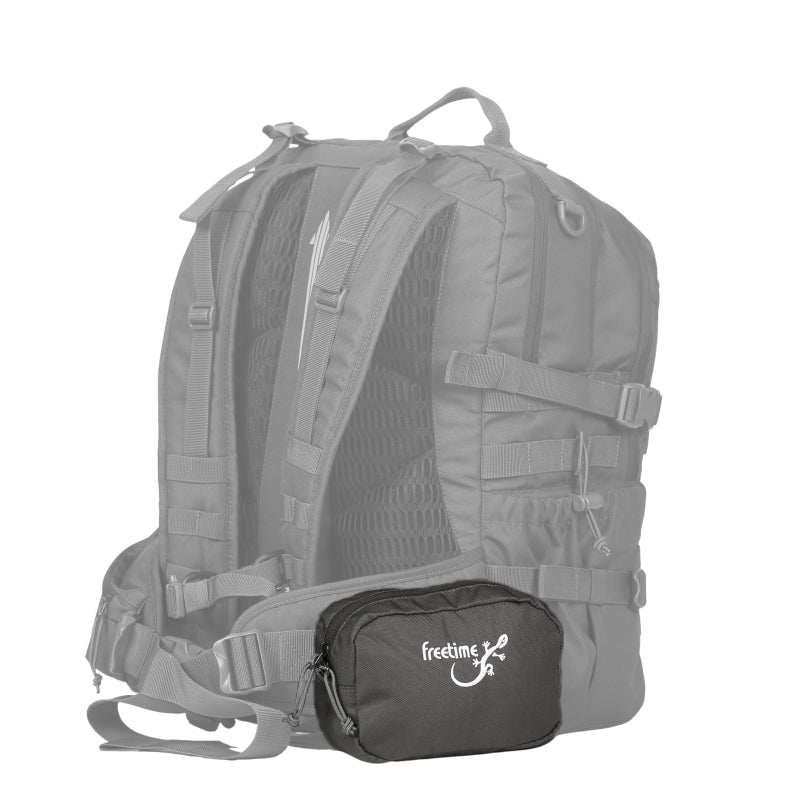 Pochette grise pour système MOLLE fixée sur la ceinture du sac d'évacuation Mangouste de notre marque Freetime