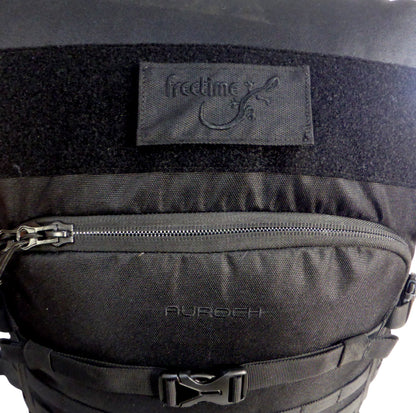 Sac d'évacuation Auroch 55 litres - gros plan sur la grande zone Velcro destinée à recevoir les patchs et écussons.