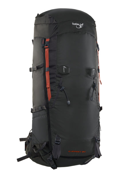 Sac de montagne Everest 80 litres, gris avec sangles rouges, vu de 3/4.