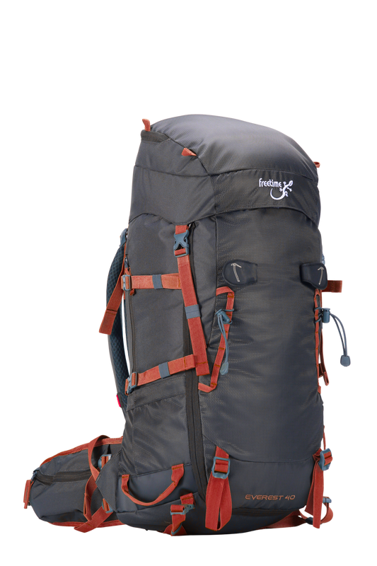 Sac à dos Everest 40 version 2.0, marque Freetime, gris foncé avec sangles rouges, vue de trois-quart.