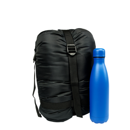Sac de couchage d'hiver King 300, marque Freetime, dans son sac de rangement compreimé au maximum, avec une gourde de 800ml pour comparaison.