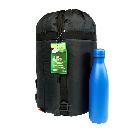 Sac de couchage d'hiver King 300, marque Freetime, dans son sac de rangement avec une gourde de 800ml pour comparaison.