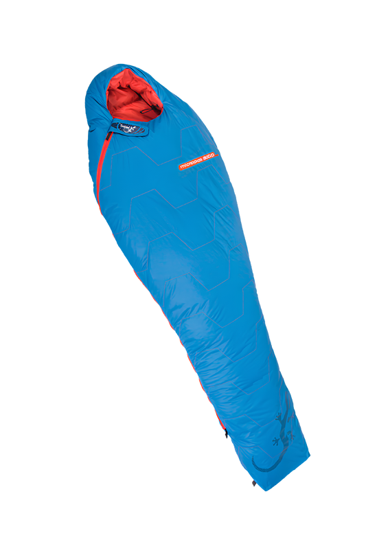 Sac de couuchage Micropak 800D, marque Freetime, rembourrage en duvet de canard 90/10, température confort 3°C pour seulement 800g. Couleur extérieure bleue vif, intérieure rouge.