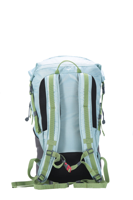Sac à dos ultra léger Moby 30 litres - vue de dos - bleu ciel avec sangles vertes - sangle poitrine avec sifflet d'urgence.