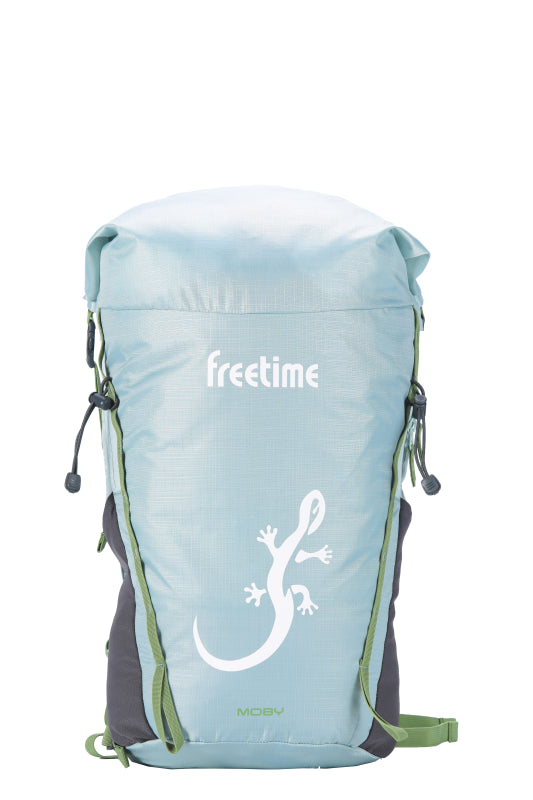 Sac à dos ultra léger Moby 30 litres - vue de face - bleu ciel avec sangles vertes - ouverture roll-top, grande salamandre blanche, porte-bâtons.