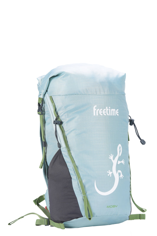 Sac à dos ultra léger Moby 30 litres - vue de 3/4 - bleu ciel avec sangles vertes - grand zipper en U, poche latérale et daisychain