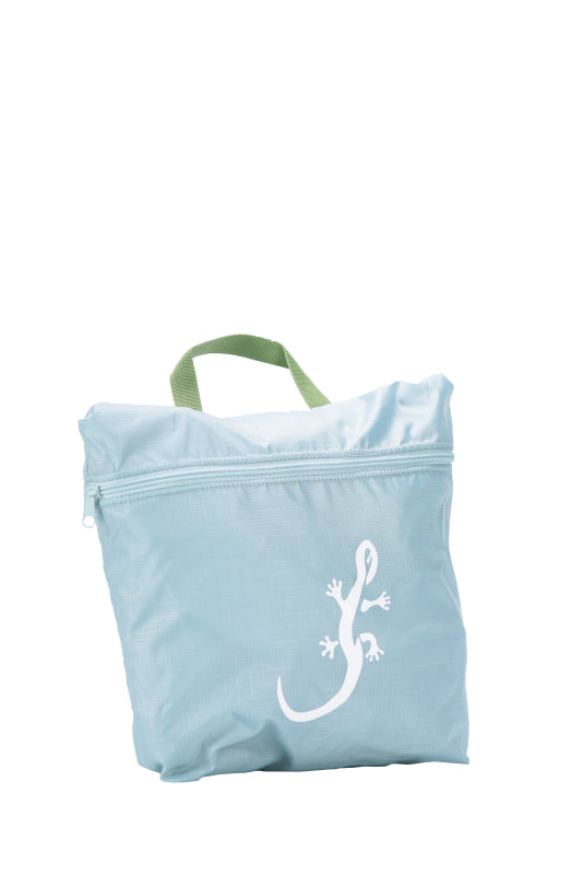 Sac à dos ultra léger Moby 30 litres - replié dans sa poche de transport - bleu ciel avec sangles vertes - la grande poche intérieure se tranforme en pochette de transport avec salamandre blanche.