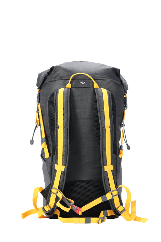 Sac à dos ultra léger Moby 30 litres - vue de dos - gris avec sangles jaunes - sangle poitrine avec sifflet d'urgence.
