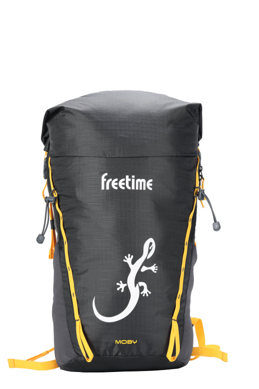 Sac à dos ultra léger Moby 30 litres - vue de face - gris avec sangles jaunes - ouverture roll-top, grande salamandre blanche, porte-bâtons.