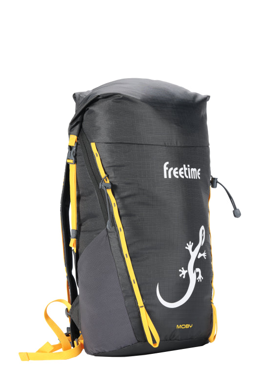 Sac à dos ultra léger Moby 30 litres - vue de 3/4 - gris avec sangles jaunes - grand zipper en U, poche latérale et daisychain