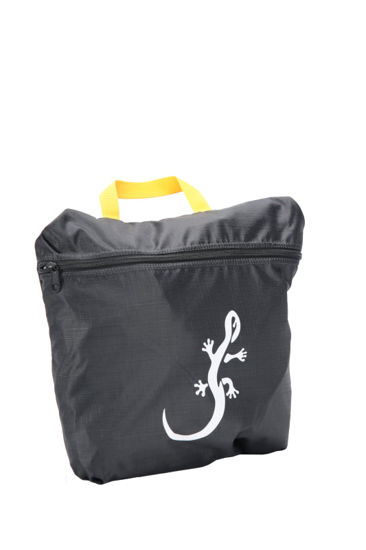 Sac à dos ultra léger Moby 30 litres - replié dans sa poche de transport - gris avec sangles jaunes- la grande poche intérieure se tranforme en pochette de transport avec salamandre blanche.