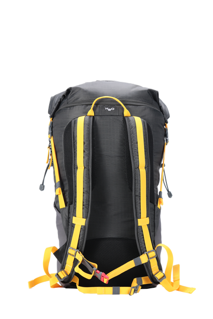 Sac à dos ultra léger Moby 30 litres - vue de dos - gris avec sangles jaunes - sangle poitrine avec sifflet d'urgence.