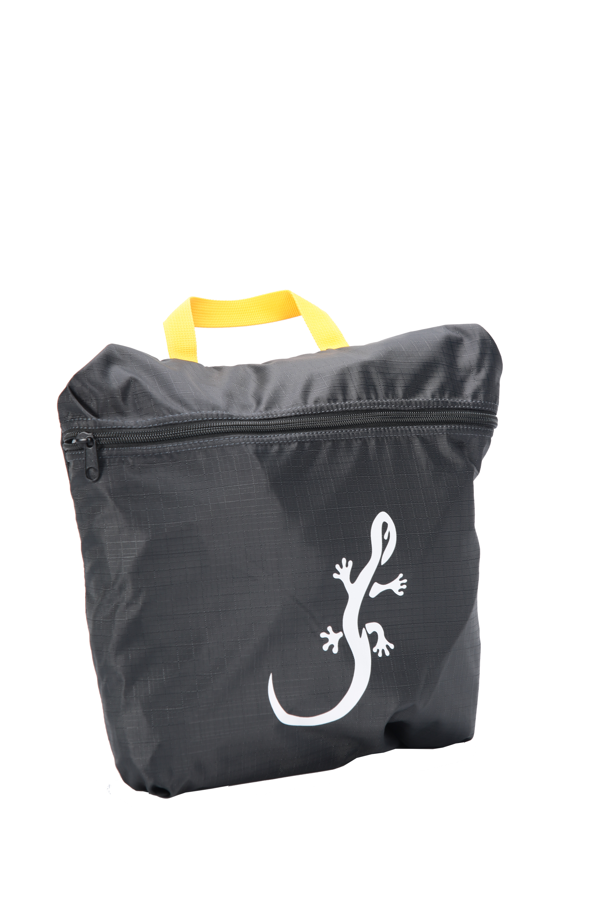 Sac à dos ultra léger Moby 30 litres - replié dans sa poche de transport - gris avec sangles jaunes- la grande poche intérieure se tranforme en pochette de transport avec salamandre blanche.