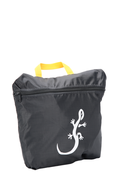 Sac à dos ultra léger Moby 30 litres - replié dans sa poche de transport - gris avec sangles jaunes- la grande poche intérieure se tranforme en pochette de transport avec salamandre blanche.