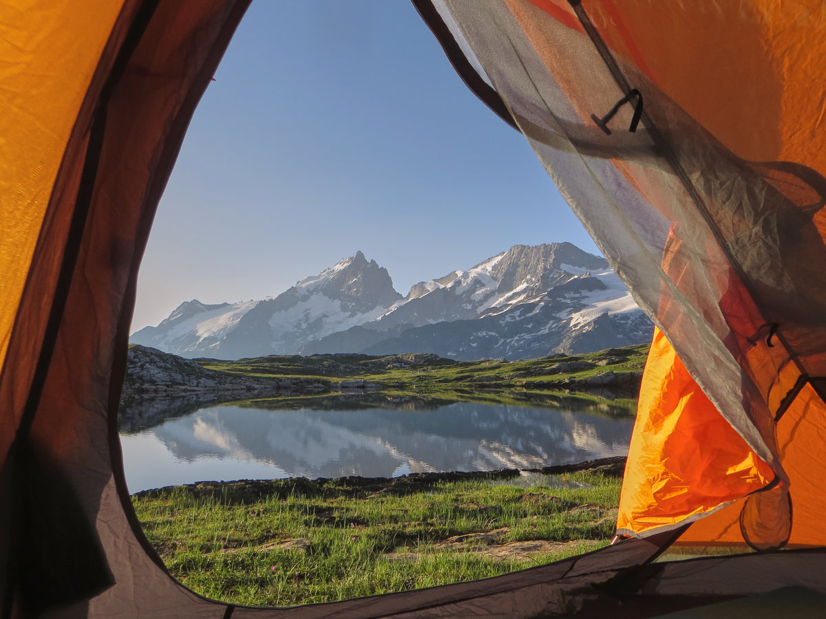 Mountain 2DLX – Tente légère pour 2 personnes - marque Freetime – photo prise depuis l'intérieur de la tente et montrant un lac de montagne
Crédit : @sebas_langlais