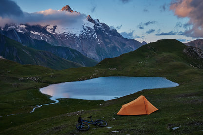 Mountain 2DLX – Tente légère pour 2 personnes - marque Freetime – vue au bord d'un lac de montagne
Crédit : @sebas_langlais
