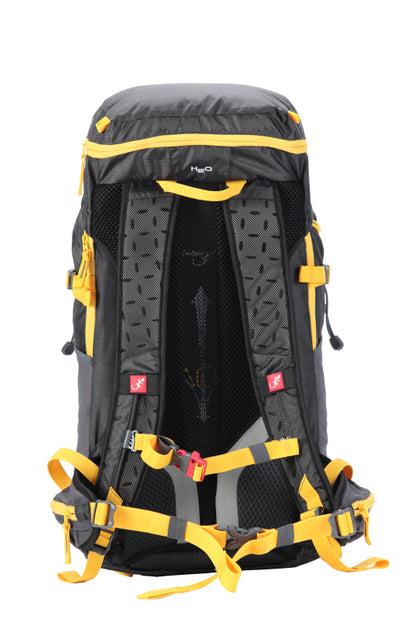 Sac à dos filet-tendu Nistos 35 litres - vue de dos - gris avec sangles jaunes - bretelles aérées et sangle poitrine avec sifflet d'urgence.