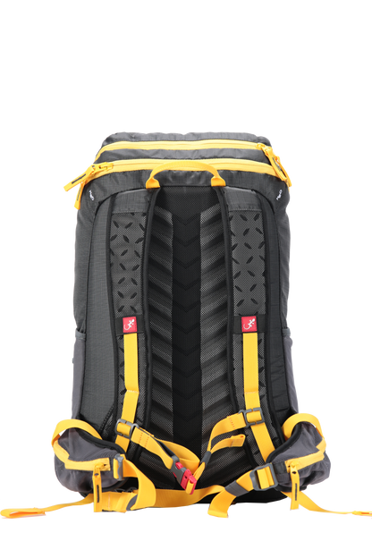 Sac à dos ultra léger Paseo 25 litres - vue de dos - gris avec sangles jaunes - sangle poitrine avec sifflet d'urgence.