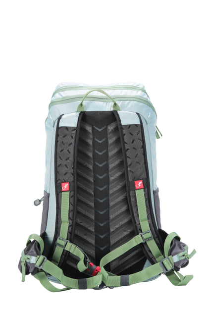 Sac à dos polyvalent Paseo 25 litres - vue de dos - bleu ciel avec sangles vertes - bretelles aérées et sangle poitrine avec sifflet d'urgence.