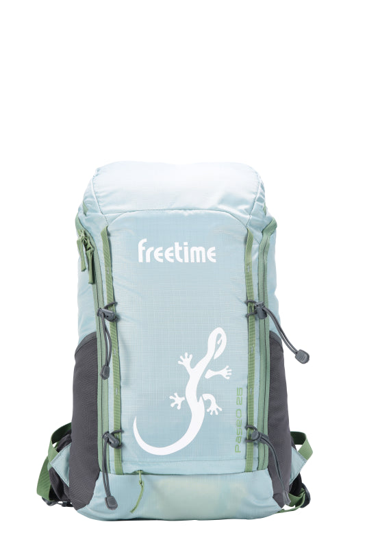 Sac à dos polyvalent Paseo 25 litres - vue de face- bleu ciel avec sangles vertes et grande salamandre blanche sur l'avant - très léger et versatile