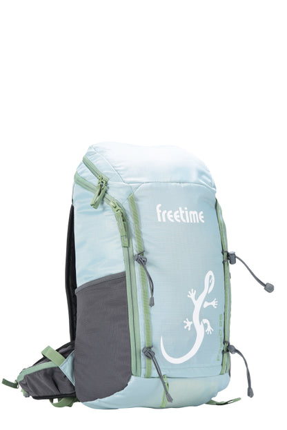 Sac à dos polyvalent Paseo 25 litres - vue de 3/4- bleu ciel avec sangles vertes et grande salamandre blanche sur l'avant - très léger - poche latérale - grande ouverture - daisychain
