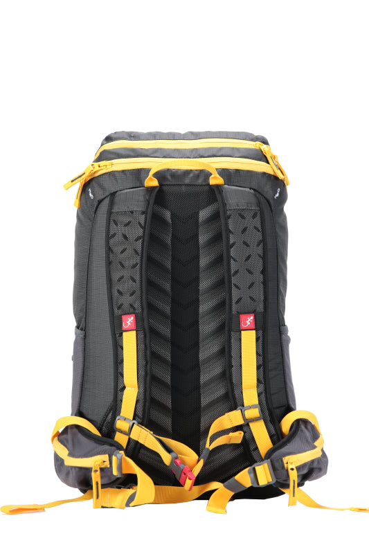 Sac à dos polyvalent Paseo 25 litres - vue de dos - gris avec sangles jaunes - bretelles aérées et sangle poitrine avec sifflet d'urgence.