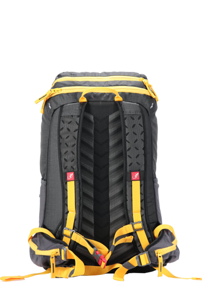Sac à dos polyvalent Paseo 25 litres - vue de dos - gris avec sangles jaunes - bretelles aérées et sangle poitrine avec sifflet d'urgence.