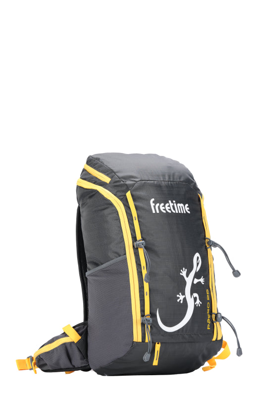 Sac à dos polyvalent Paseo 25 litres - vue de 3/4- gris avec sangles jaunes et grande salamandre blanche sur l'avant - très léger - poche latérale - grande ouverture - daisychain