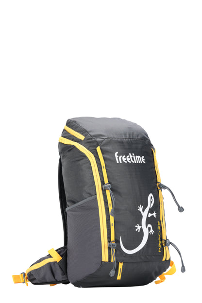 Sac à dos polyvalent Paseo 25 litres - vue de 3/4- gris avec sangles jaunes et grande salamandre blanche sur l'avant - très léger - poche latérale - grande ouverture - daisychain