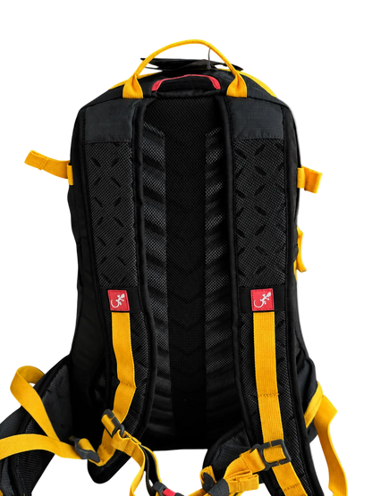 Sac à dos ultra léger Peak 25 litres - vue de dos- gris foncé avec sangles jaunes.