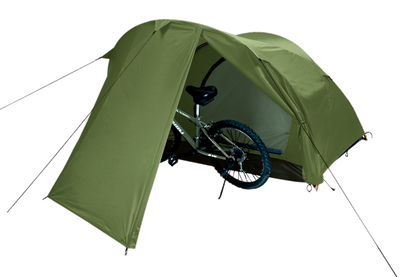 Tente cyclotourisme 2 personnes Ride 2 DLX, marque Freetime, vue de trois-quart avant, avec un vélo sous la grande abside avant. Couleur vert forêt