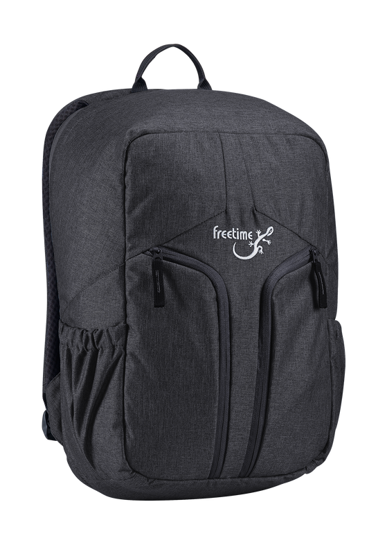 Sac à dos Urban, marque Freetime, vue de trois-quart face, couleur gris foncé, en polyester recyclé et traité sans PFAS
