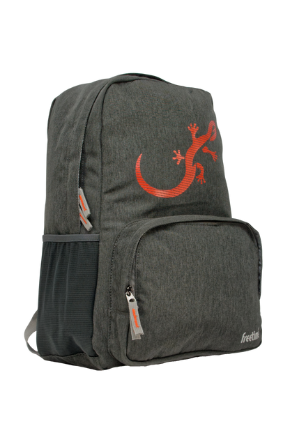 Sac à dos Freetime, modèle City G, capacité 18 litres, gris foncé et logo salamandre rouge, vue de 3/4