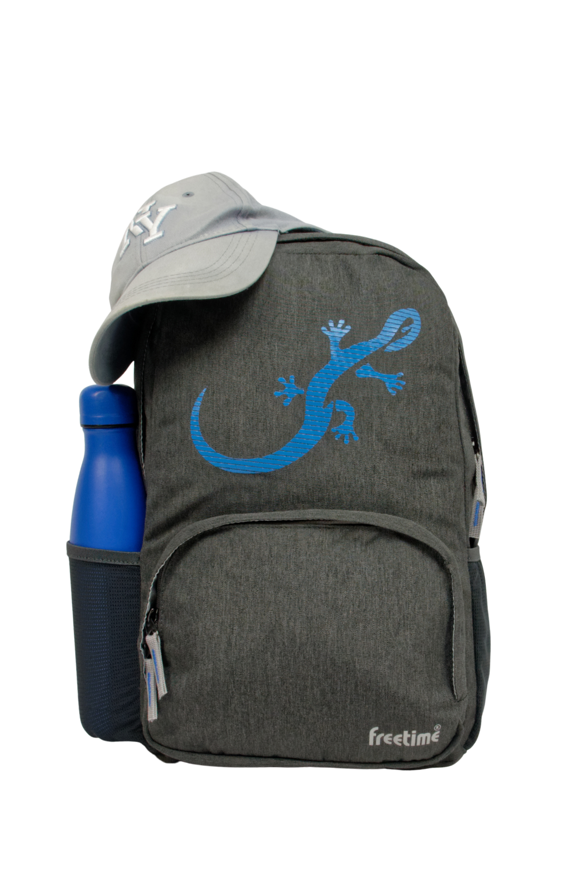 Sac à dos Freetime, modèle City M, capacité 12 litres, en polyester recyclé gris foncé et logo salamandre bleu, vue de face, avec une gourde dans la poche latérale gauche, et une casquette posée dessus.