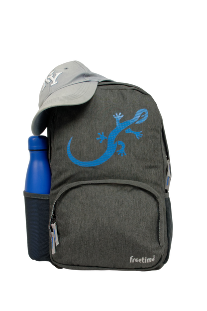 Sac à dos Freetime, modèle City M, capacité 12 litres, en polyester recyclé gris foncé et logo salamandre bleu, vue de face, avec une gourde dans la poche latérale gauche, et une casquette posée dessus.
