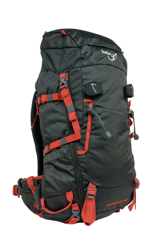 Sac de montagne Everest 40, génération 2.0, capacité 40 litres, gris foncé et sangles rouges, traitement hydrophobe sans PFAS, vue de 3/4