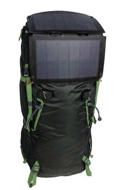 Sac de montagne Everest 80, génération 2.0, capacité 80 litres, gris foncé et sangles vertes, traitement hydrophobe sans PFAS, vue de face, avec des panneaux solaires de randonnée Sunslice® attachés sur le chapeau