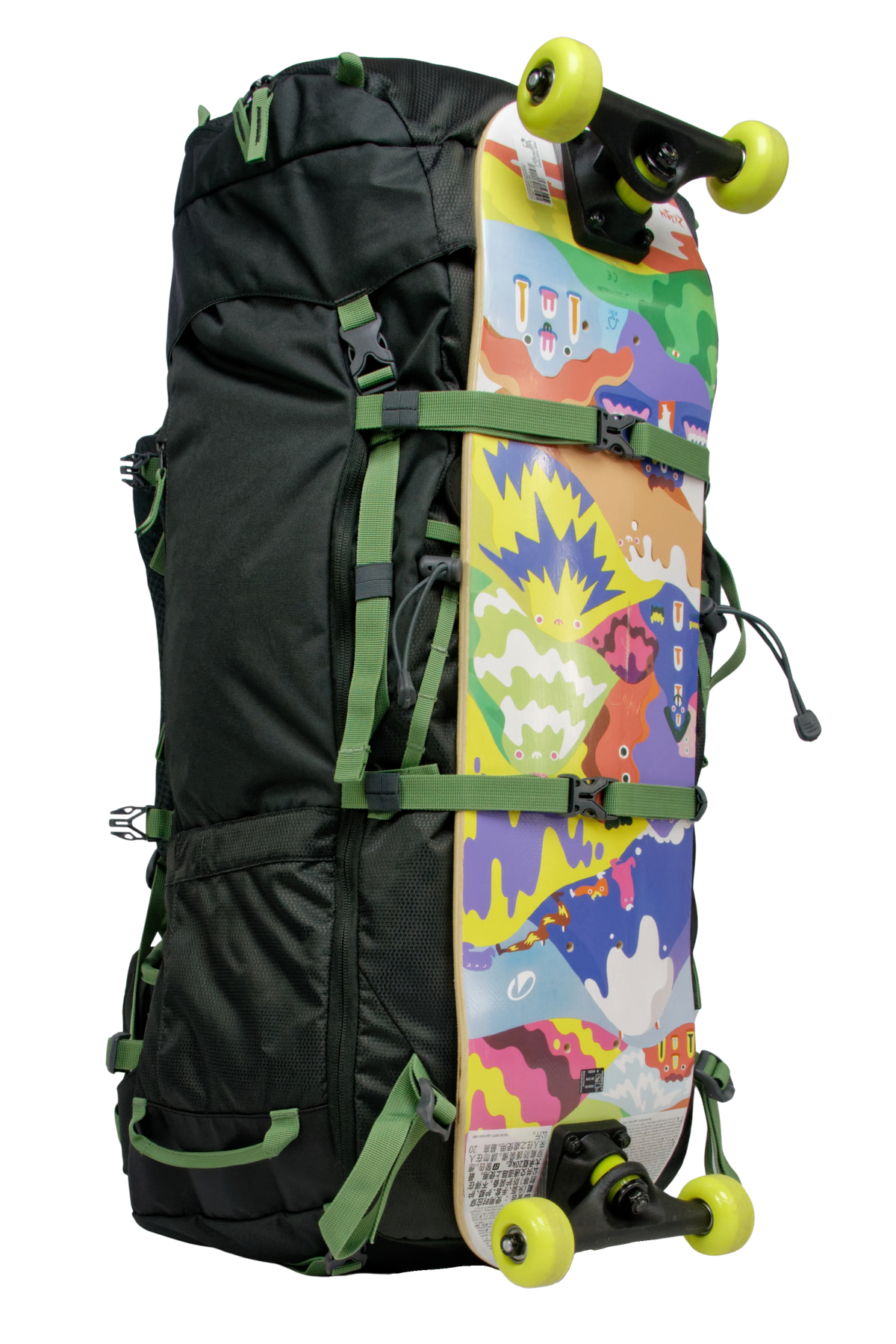 Sac de montagne Everest 80, génération 2.0, capacité 80 litres, gris foncé et sangles vertes, traitement hydrophobe sans PFAS, vue de 3/4, avec un skateboard attaché sur l'avant
