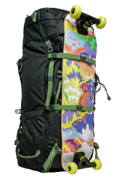Sac de montagne Everest 80, génération 2.0, capacité 80 litres, gris foncé et sangles vertes, traitement hydrophobe sans PFAS, vue de 3/4, avec un skateboard attaché sur l'avant