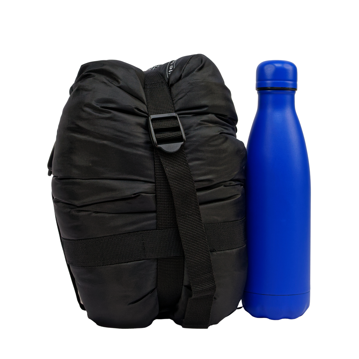 Sac de couchage été Litetech 125, marque Freetime, duvet température confort 12°C pour 1kg — vue compressé au maximum à côté d'une gourde de 500 ml (photo détourée)