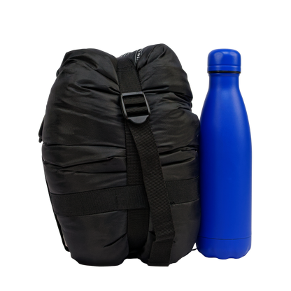 Sac de couchage été Litetech 125, marque Freetime, duvet température confort 12°C pour 1kg — vue compressé au maximum à côté d'une gourde de 500 ml (photo détourée)