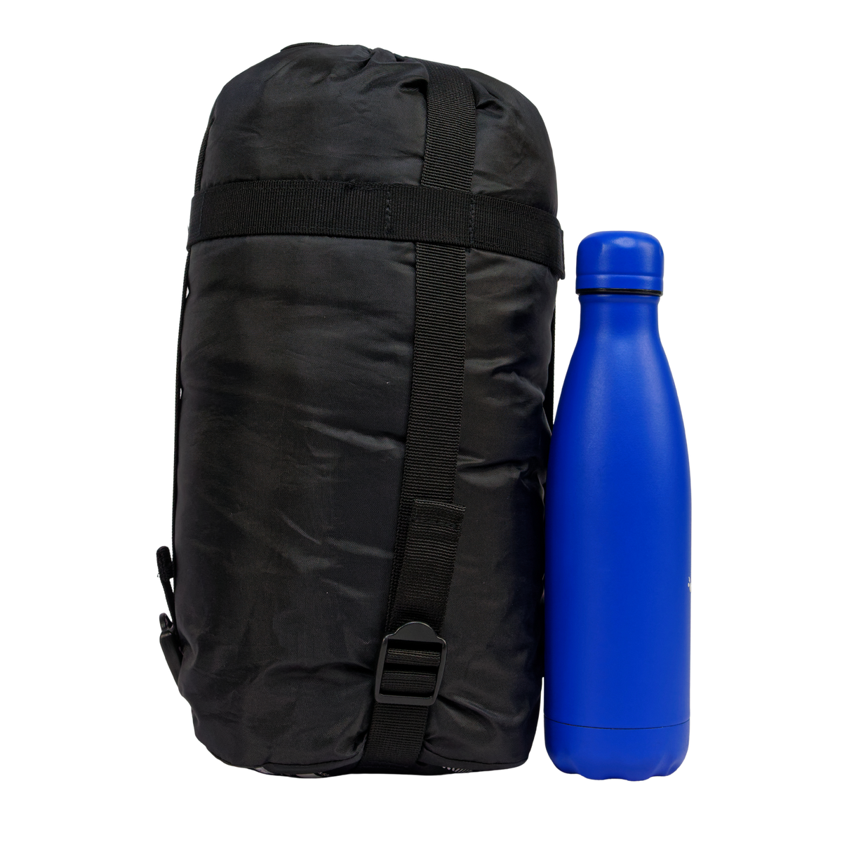 Sac de couchage été Litetech 125, marque Freetime, duvet température confort 12°C pour 1kg — vue dans son sac de transport à côté d'une gourde de 500 ml (photo détourée)