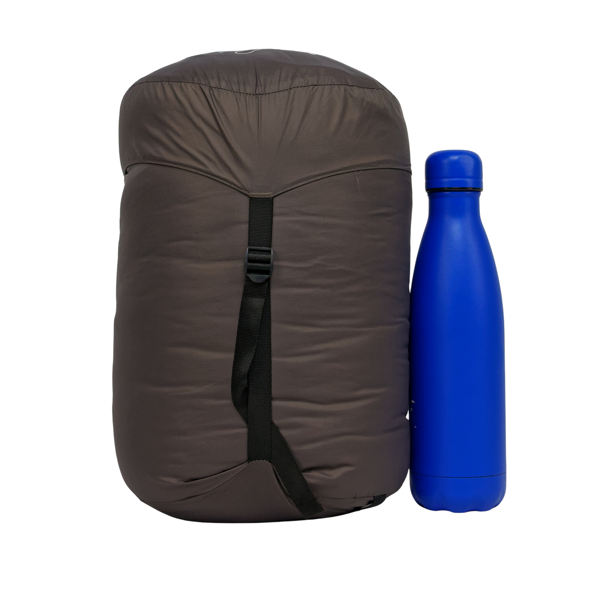 Sac de couchage Lodenn, marque Freetime, duvet température confort -1°C pour moins de 1kg ! vue dans son sac de transport à côté d'une gourde de 500 ml (photo détourée)