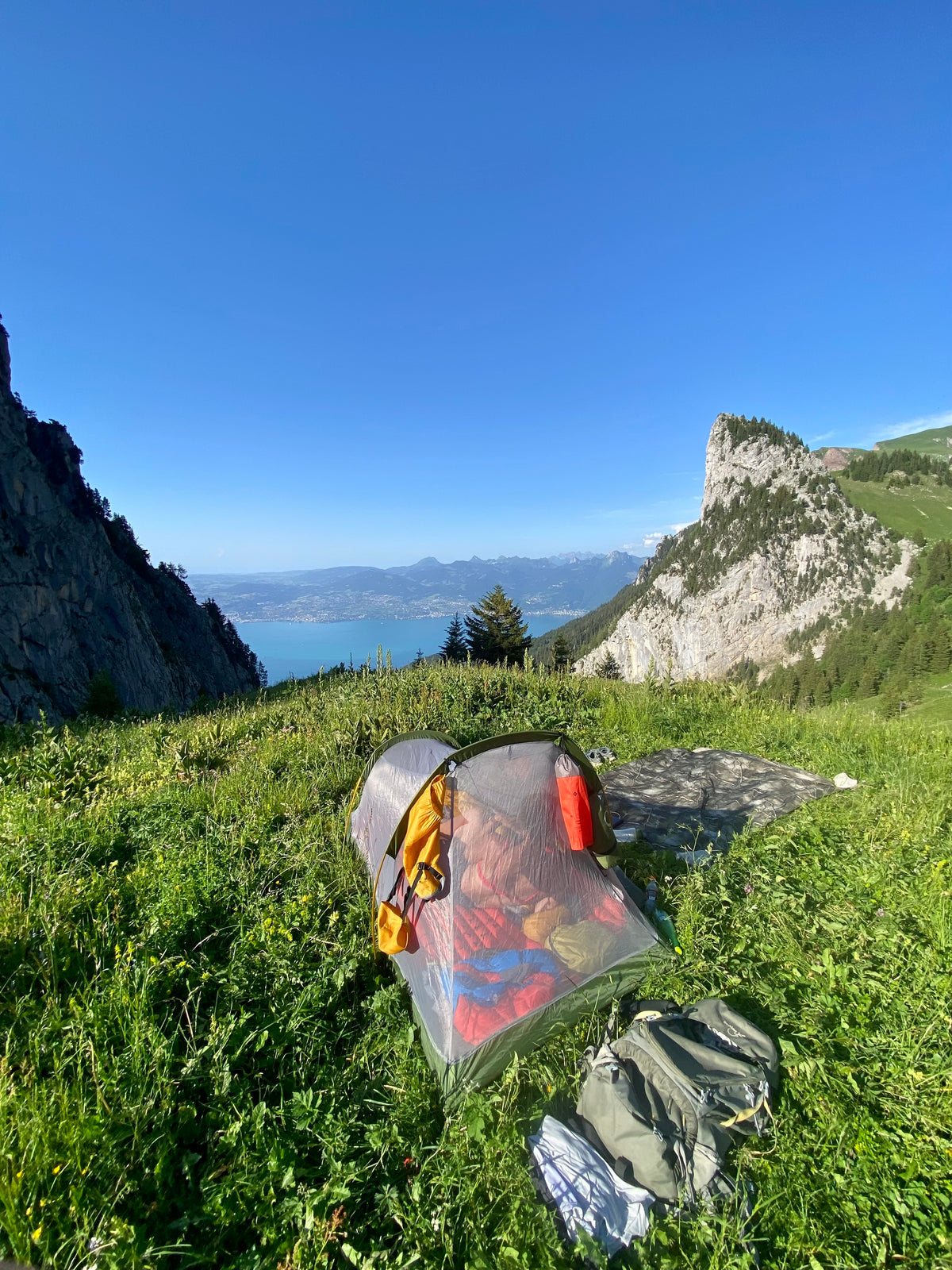 Tente de trek 2 personnes Raidlite 2 DLX de la marque Freetime, de couleur vert forêt, chambre seule montée sur un plateau herbeux en altitude dans les Alpes, en France.
Crédit @Maxtravel54