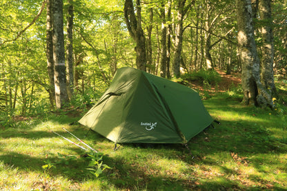 Tente de trek 2 personnes Raidlite 2 DLX de la marque Freetime, de couleur vert forêt, montée en sous-bois dans le Sancy, en France.
Crédit @bestregardsfromfar