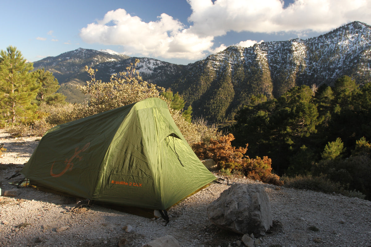 Tente de trek 2 personnes Raidlite 2 DLX de la marque Freetime, de couleur vert forêt, montée en montagne au Maroc, proche du Rif.
Crédit @bestregardsfromfar